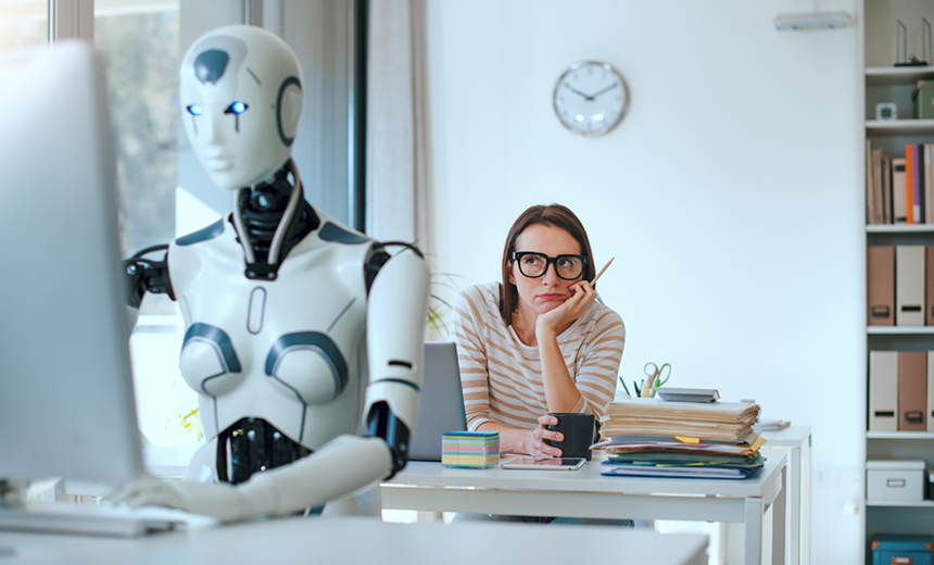Ein Roboter sitzt vor einem Monitor
